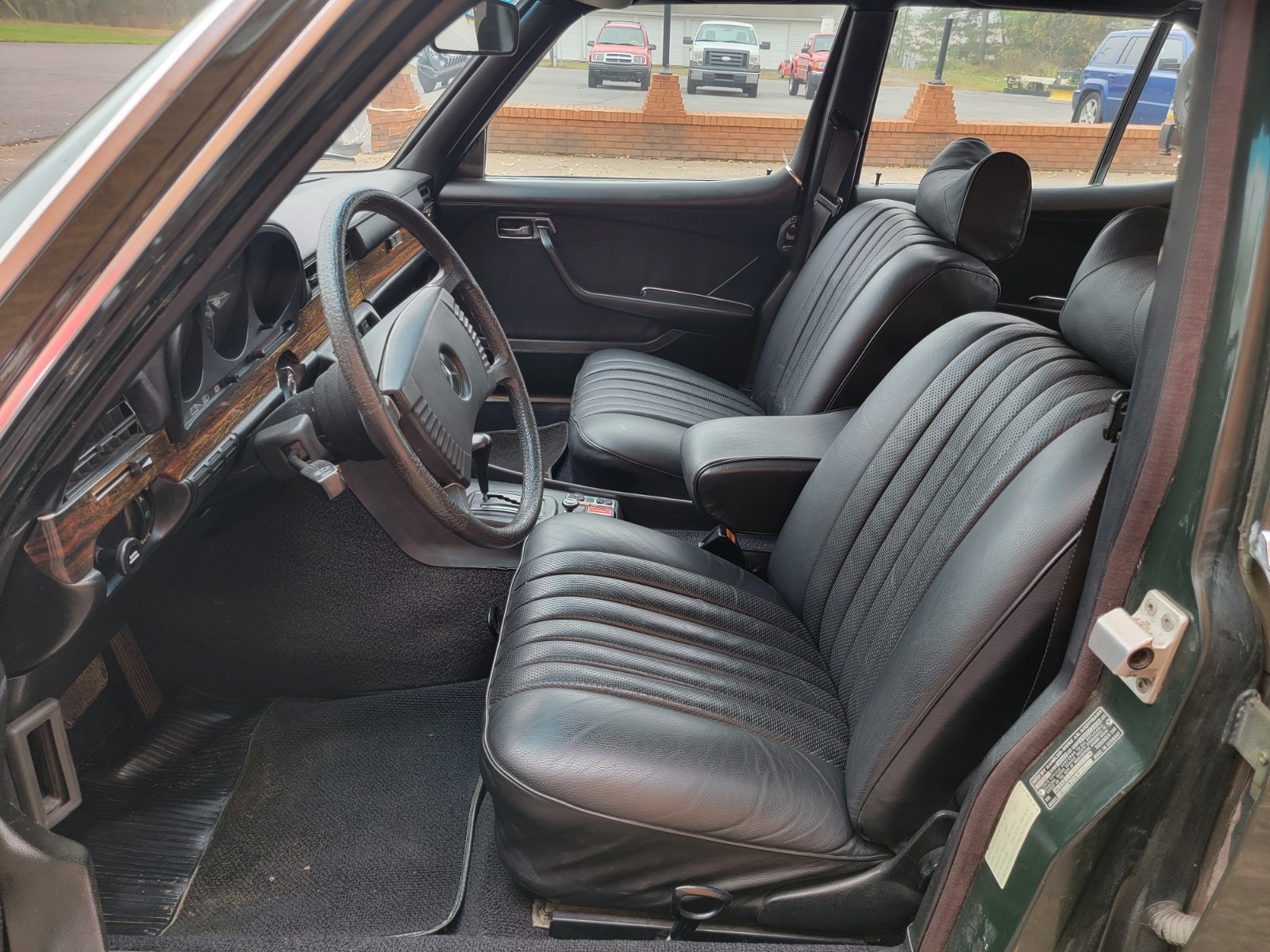 Mercedes-Benz-Other-1973-Sedan-29
