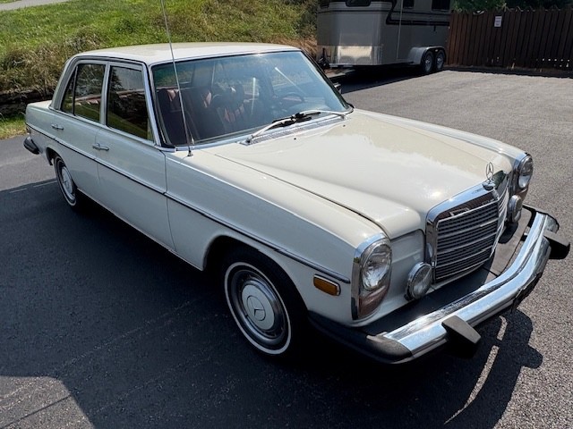 Mercedes-Benz-Other-1974-Sedan-1