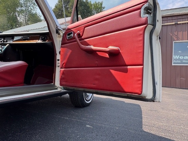Mercedes-Benz-Other-1974-Sedan-11