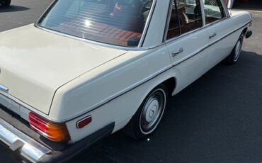 Mercedes-Benz-Other-1974-Sedan-2
