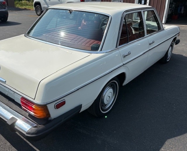 Mercedes-Benz-Other-1974-Sedan-2