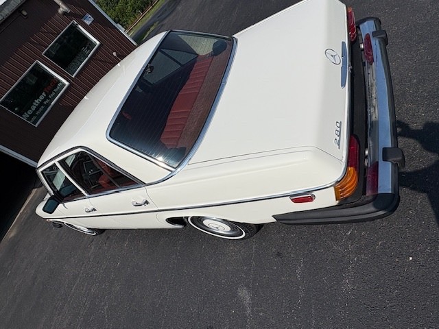 Mercedes-Benz-Other-1974-Sedan-3