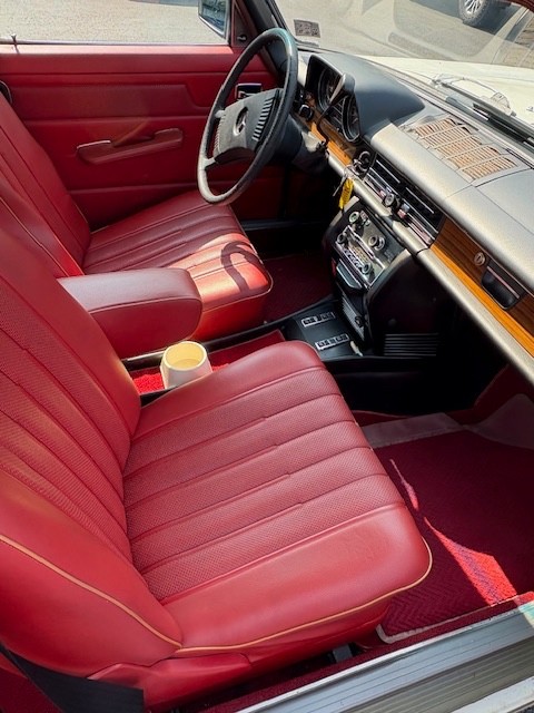 Mercedes-Benz-Other-1974-Sedan-9