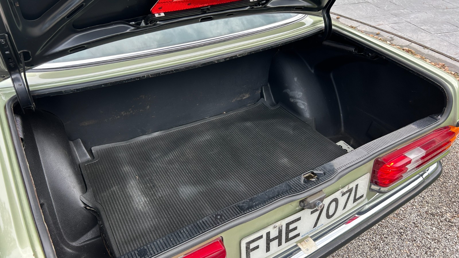 Mercedes-Benz-Other-1979-Coupe-8