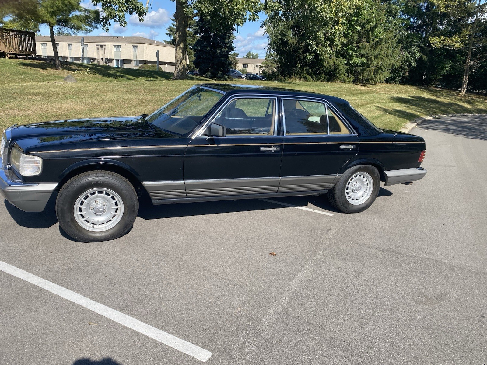 Mercedes-Benz-S-Class-1982-Sedan-1