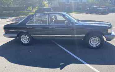 Mercedes-Benz-S-Class-1982-Sedan-2