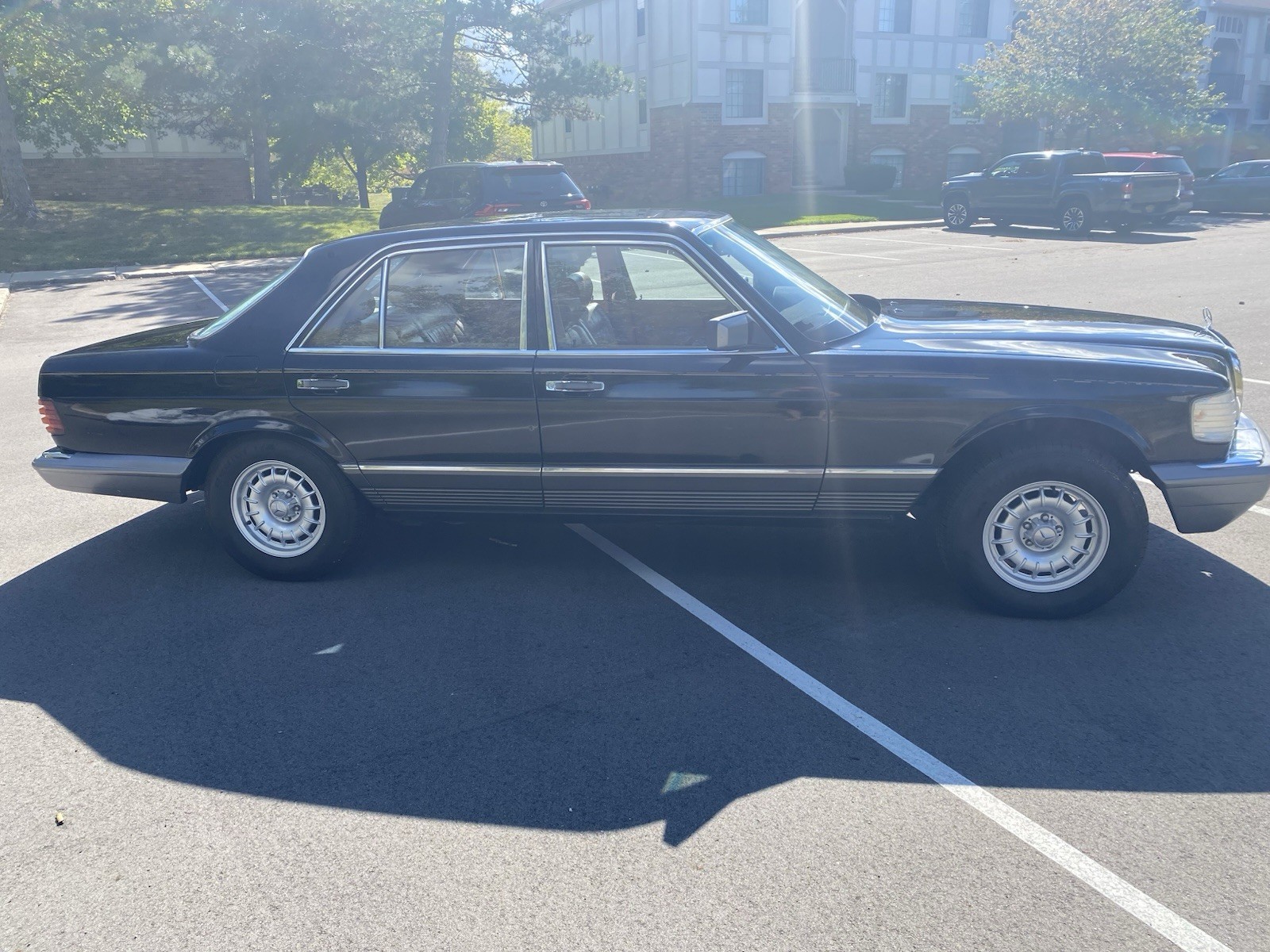 Mercedes-Benz-S-Class-1982-Sedan-2