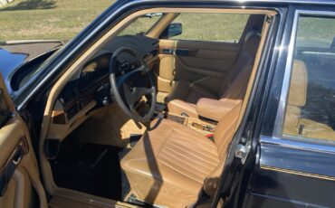 Mercedes-Benz-S-Class-1982-Sedan-4