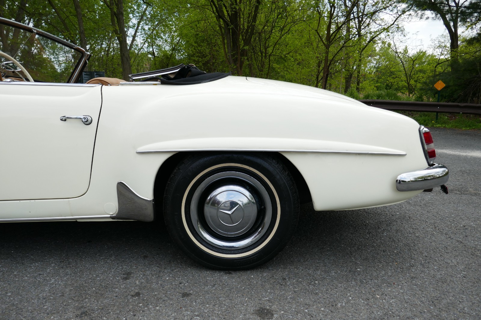 Mercedes-Benz-SL-Class-1961-Convertible-9