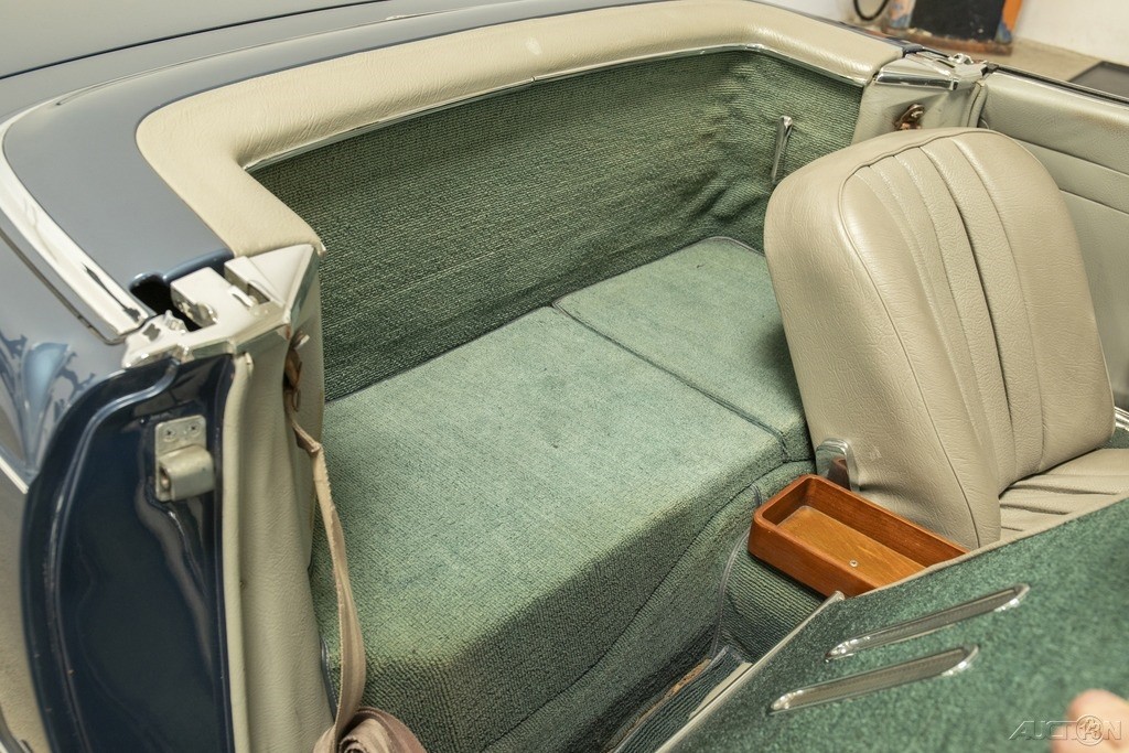 Mercedes-Benz-SL-Class-1968-Convertible-12