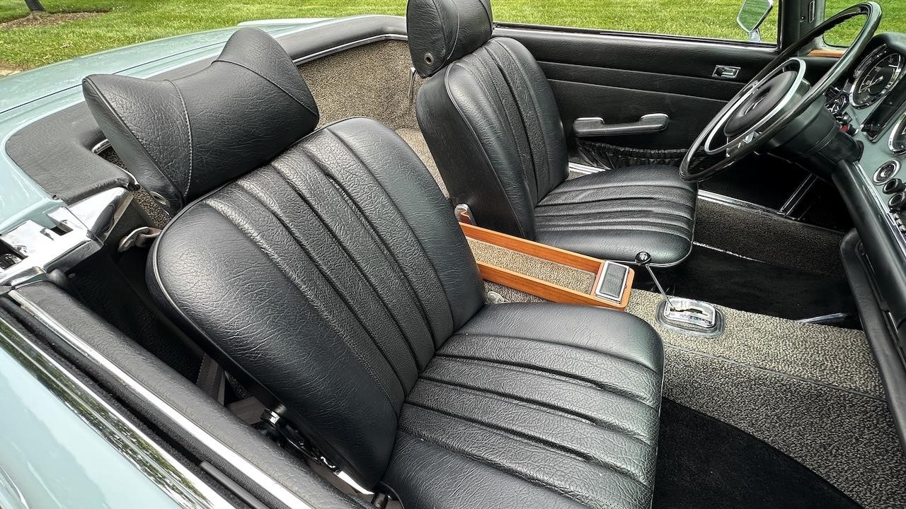 Mercedes-Benz-SL-Class-1970-36