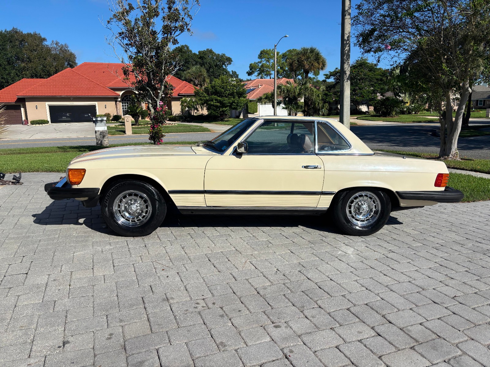 Mercedes-Benz-SL-Class-1982-Convertible-1