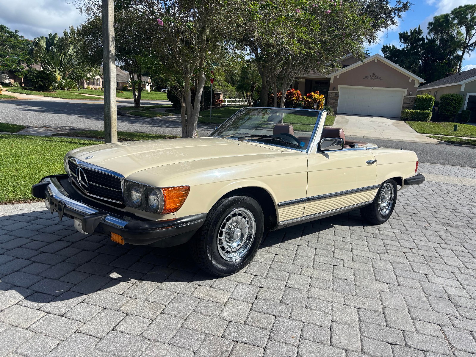 Mercedes-Benz-SL-Class-1982-Convertible-10