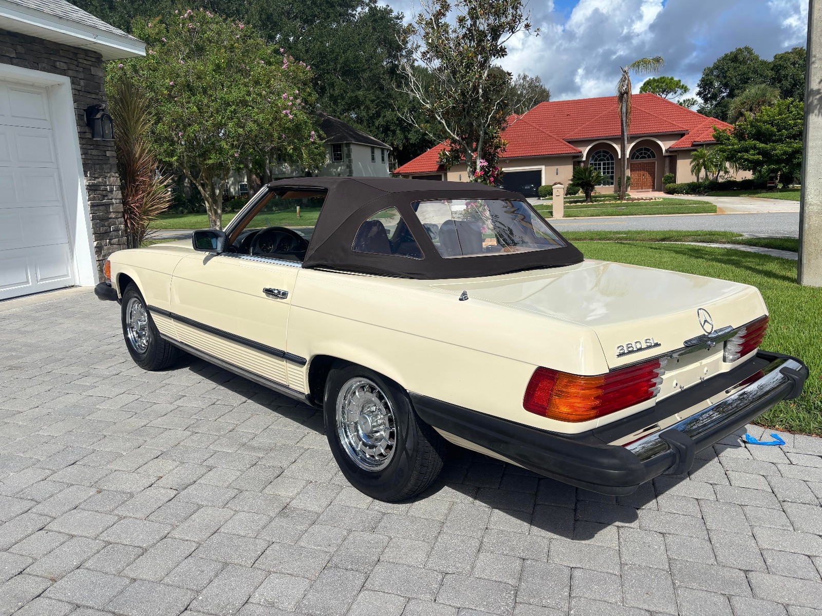 Mercedes-Benz-SL-Class-1982-Convertible-12