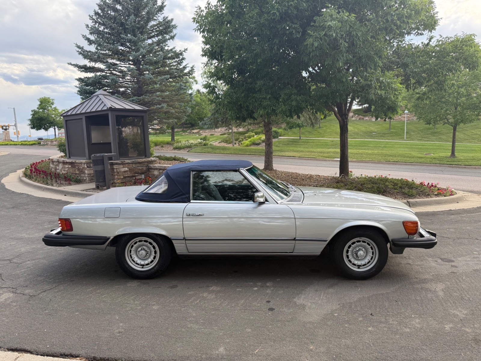 Mercedes-Benz-SL-Class-1982-Convertible-15