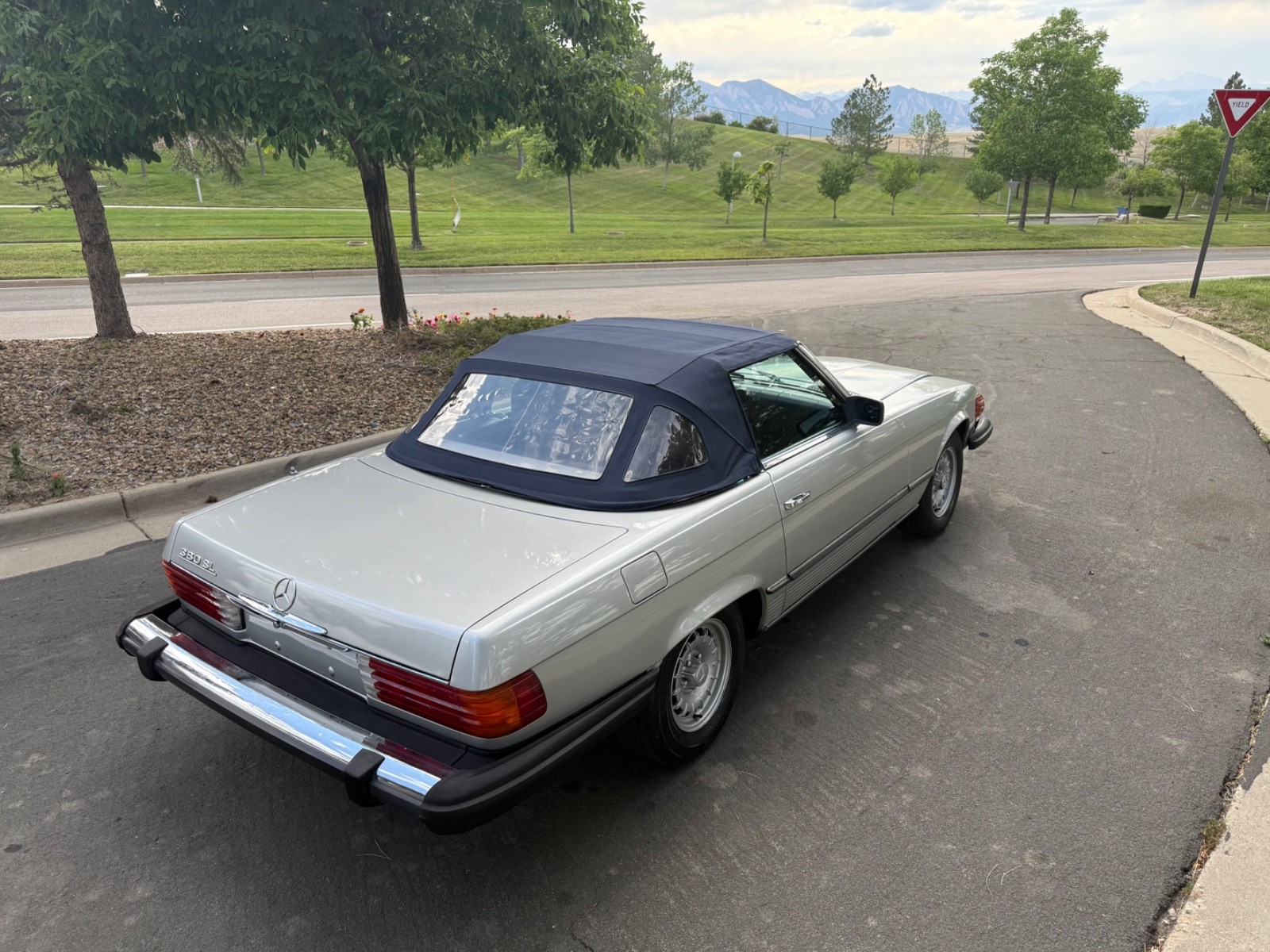 Mercedes-Benz-SL-Class-1982-Convertible-16
