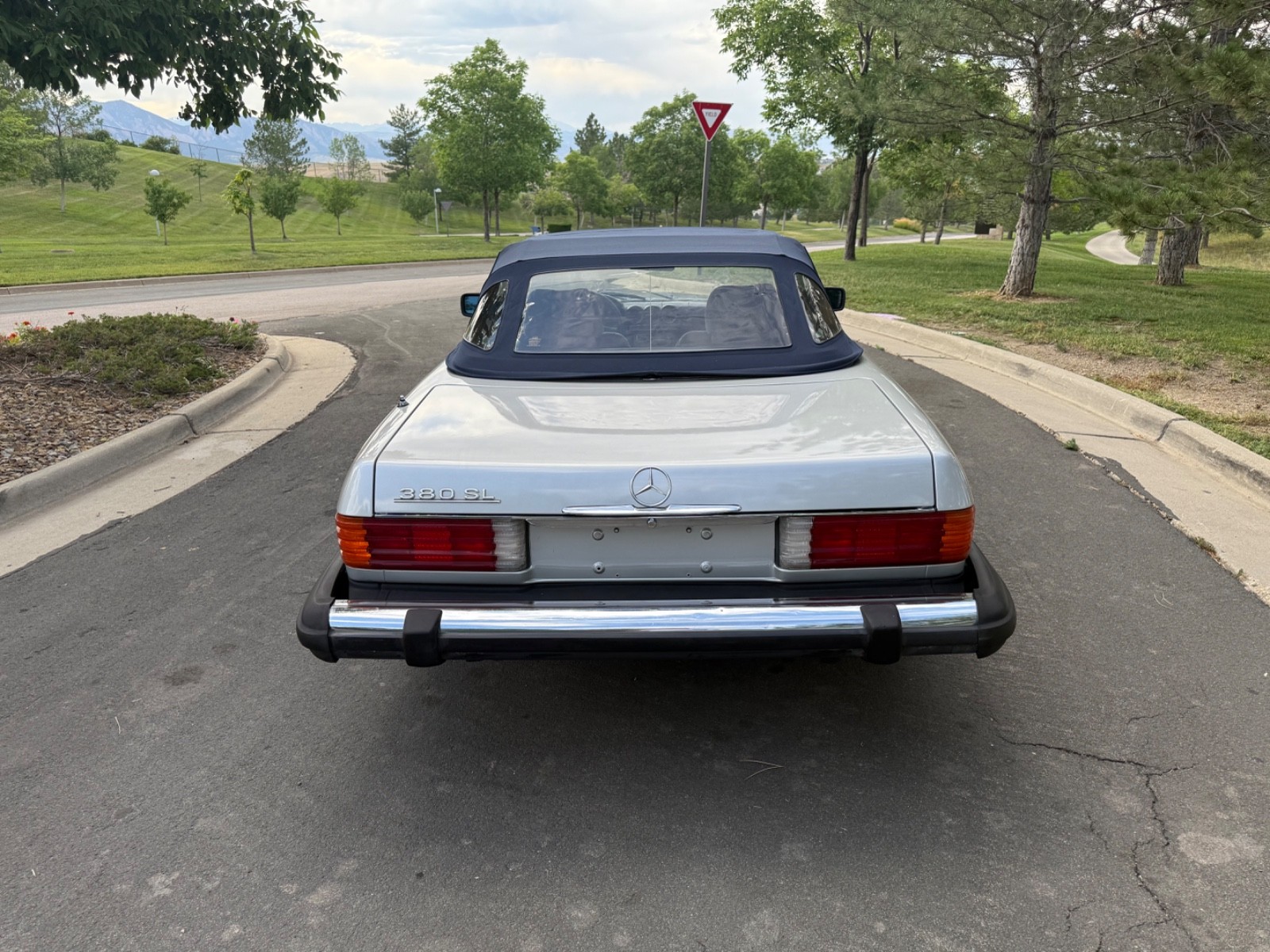 Mercedes-Benz-SL-Class-1982-Convertible-17