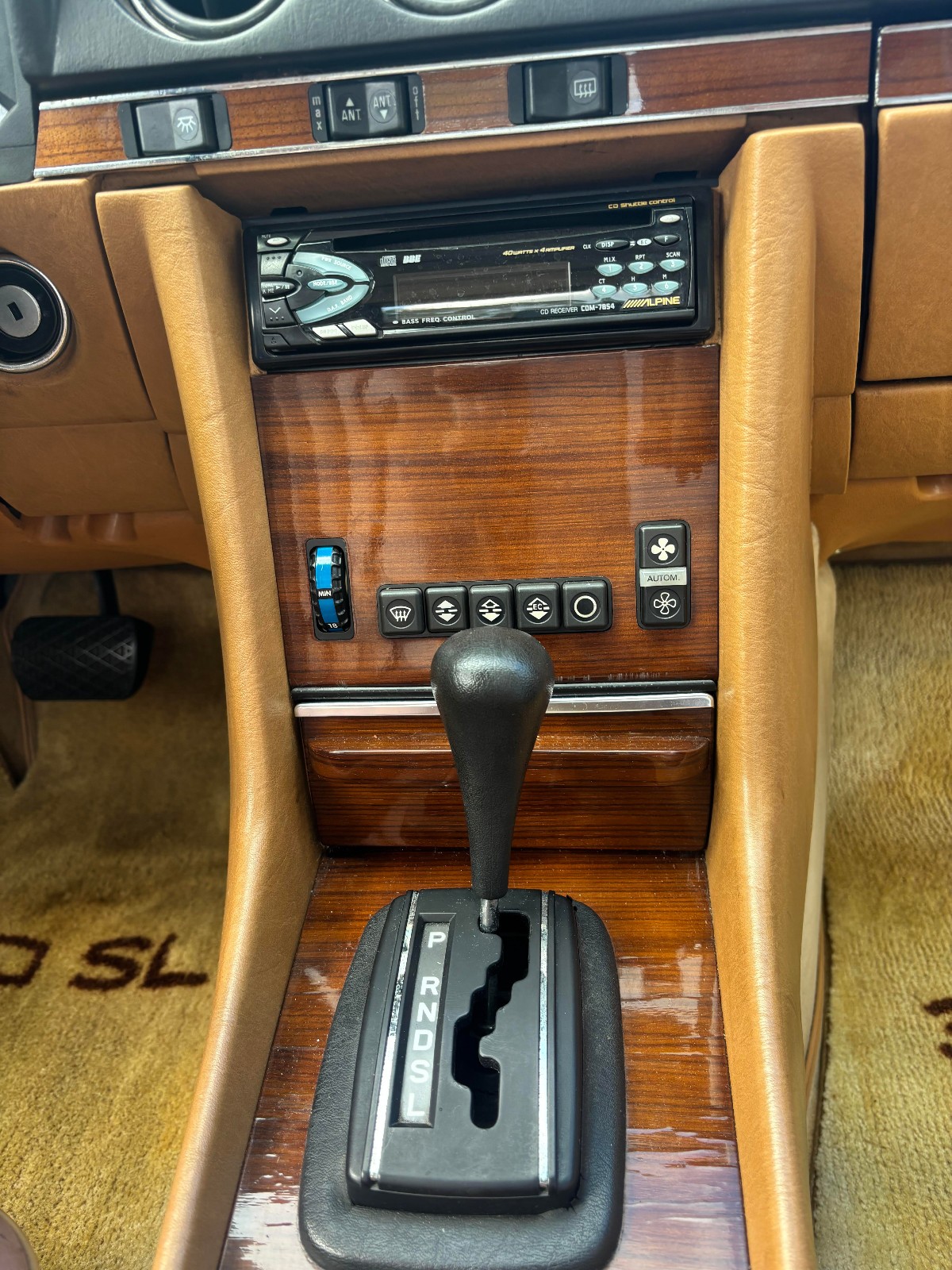 Mercedes-Benz-SL-Class-1982-Convertible-18
