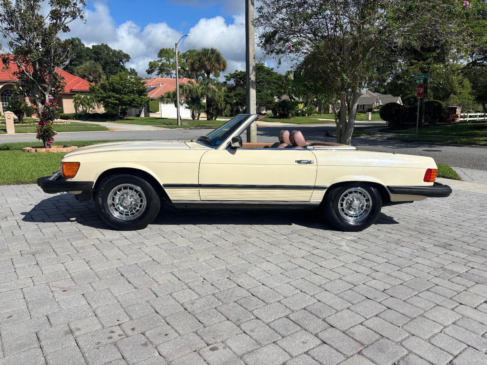 Mercedes-Benz-SL-Class-1982-Convertible-2