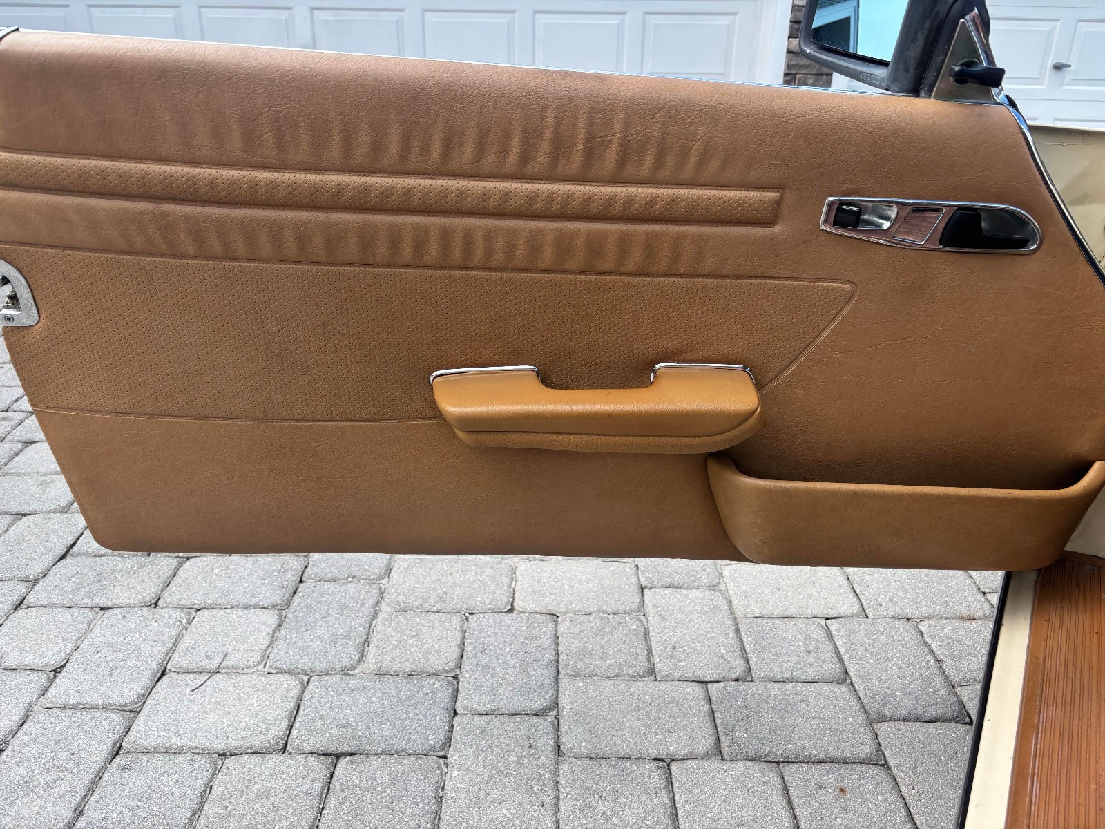 Mercedes-Benz-SL-Class-1982-Convertible-20