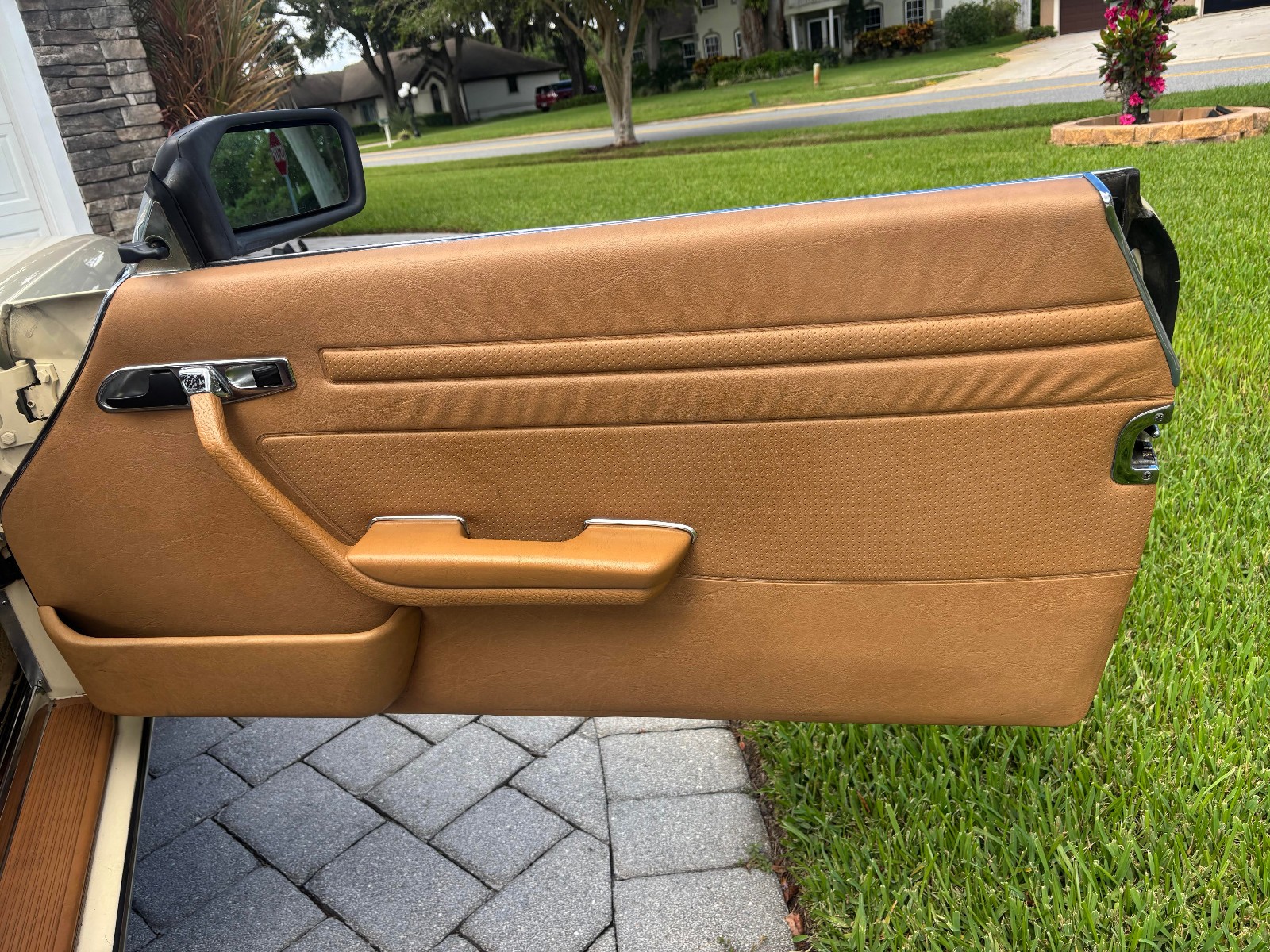 Mercedes-Benz-SL-Class-1982-Convertible-21