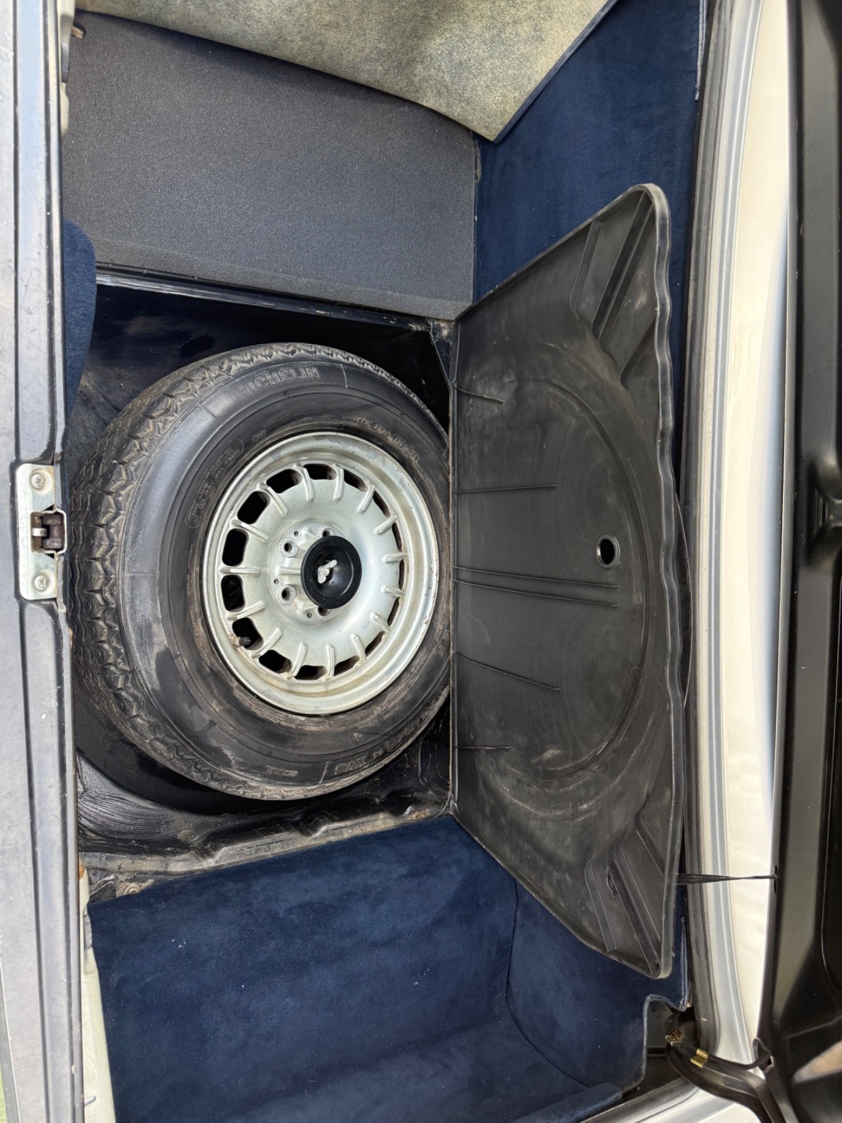Mercedes-Benz-SL-Class-1982-Convertible-23