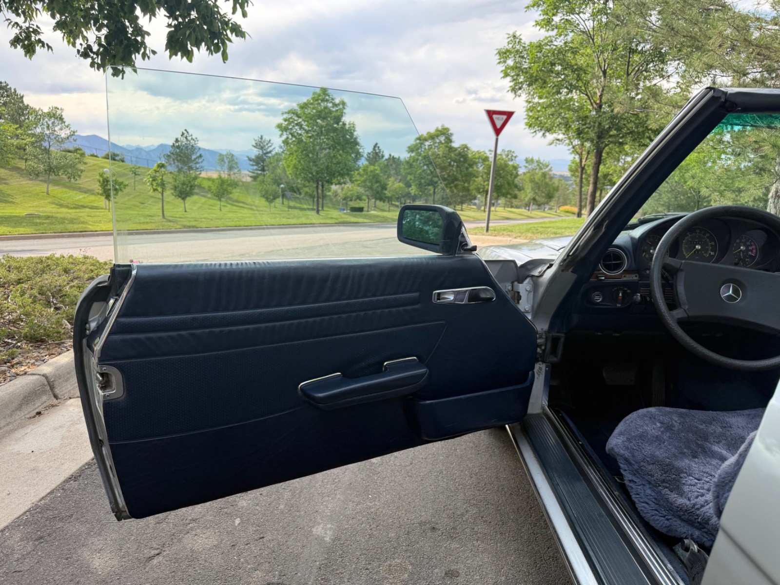 Mercedes-Benz-SL-Class-1982-Convertible-26