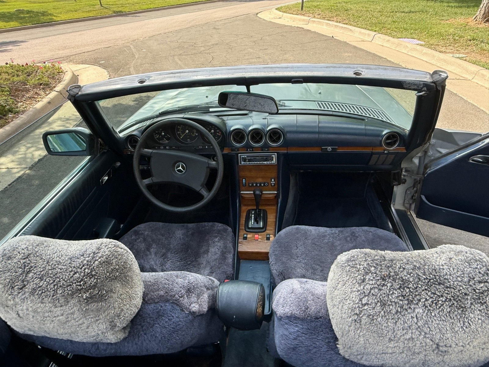 Mercedes-Benz-SL-Class-1982-Convertible-27