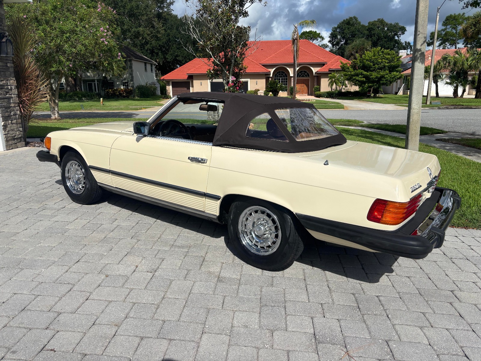 Mercedes-Benz-SL-Class-1982-Convertible-3