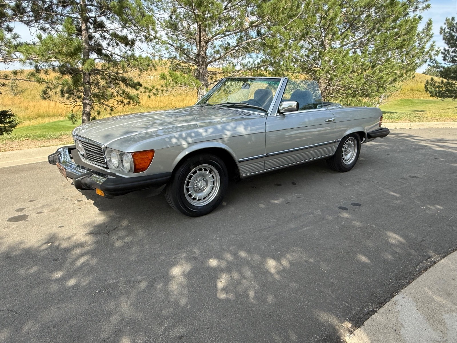 Mercedes-Benz-SL-Class-1982-Convertible-33