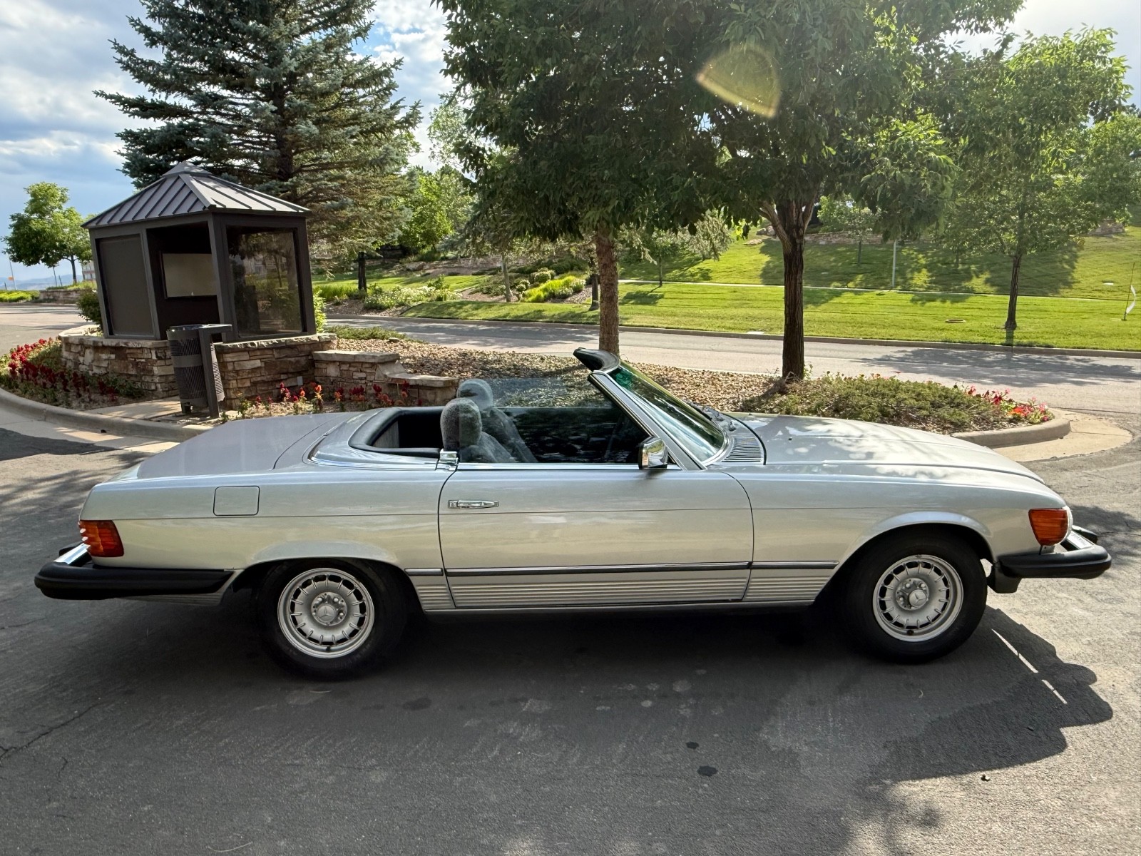 Mercedes-Benz-SL-Class-1982-Convertible-35