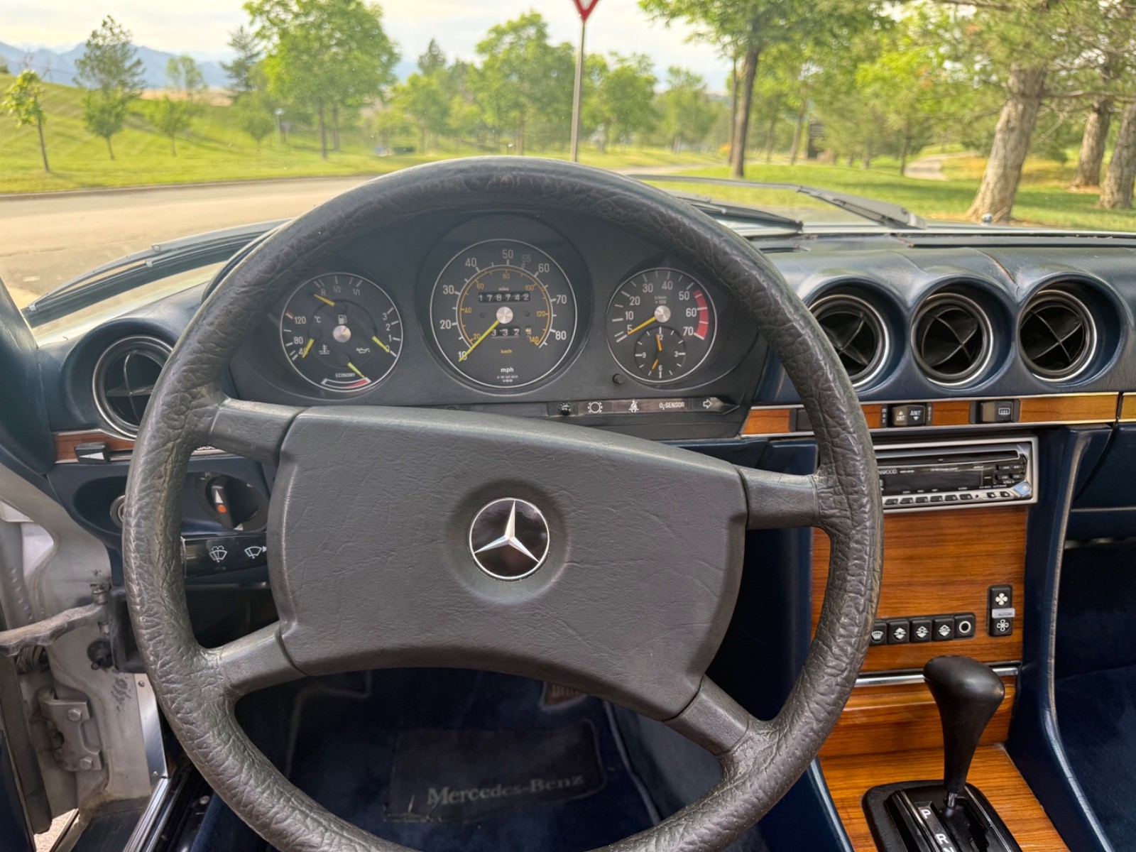 Mercedes-Benz-SL-Class-1982-Convertible-37