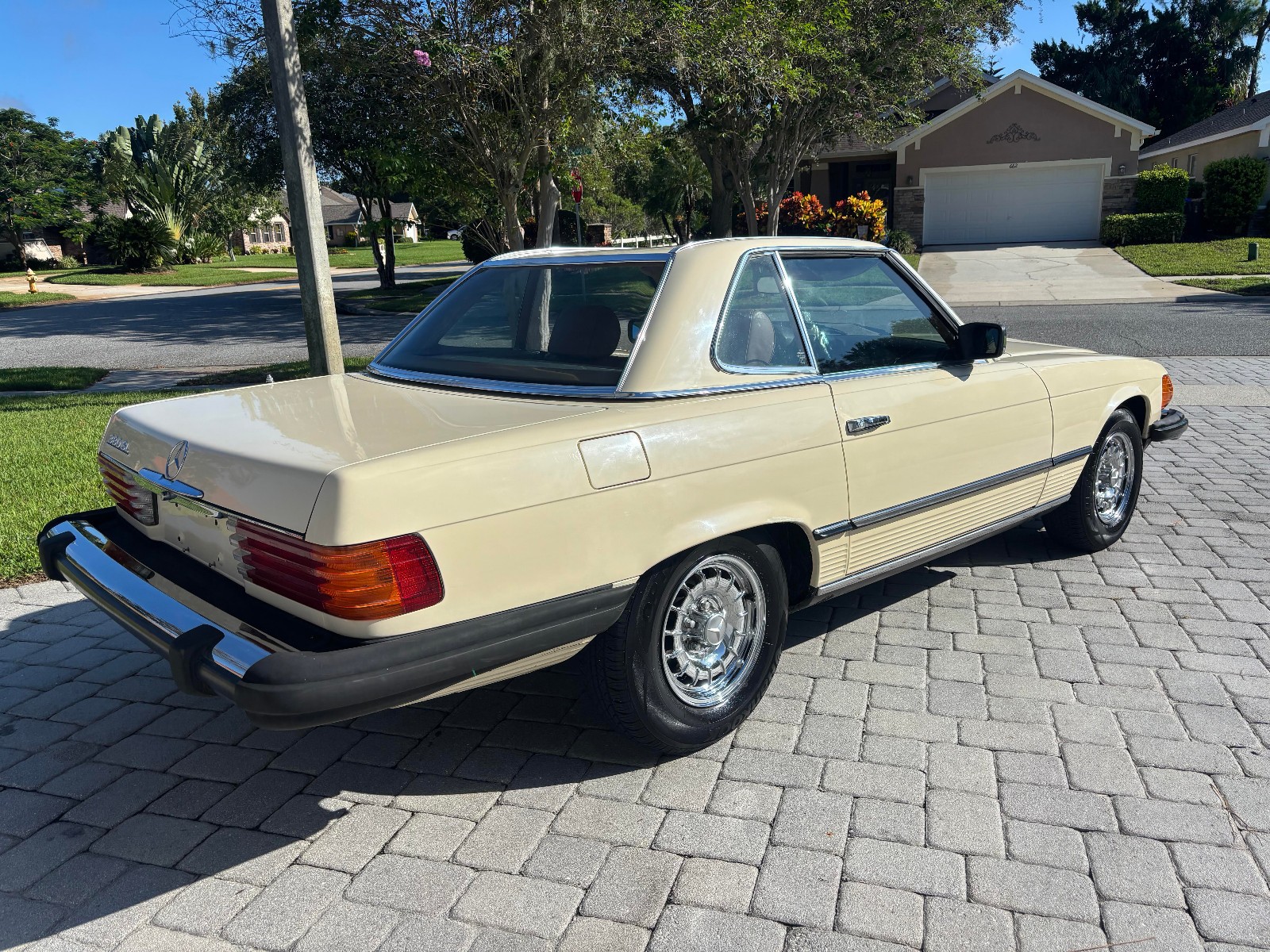 Mercedes-Benz-SL-Class-1982-Convertible-7