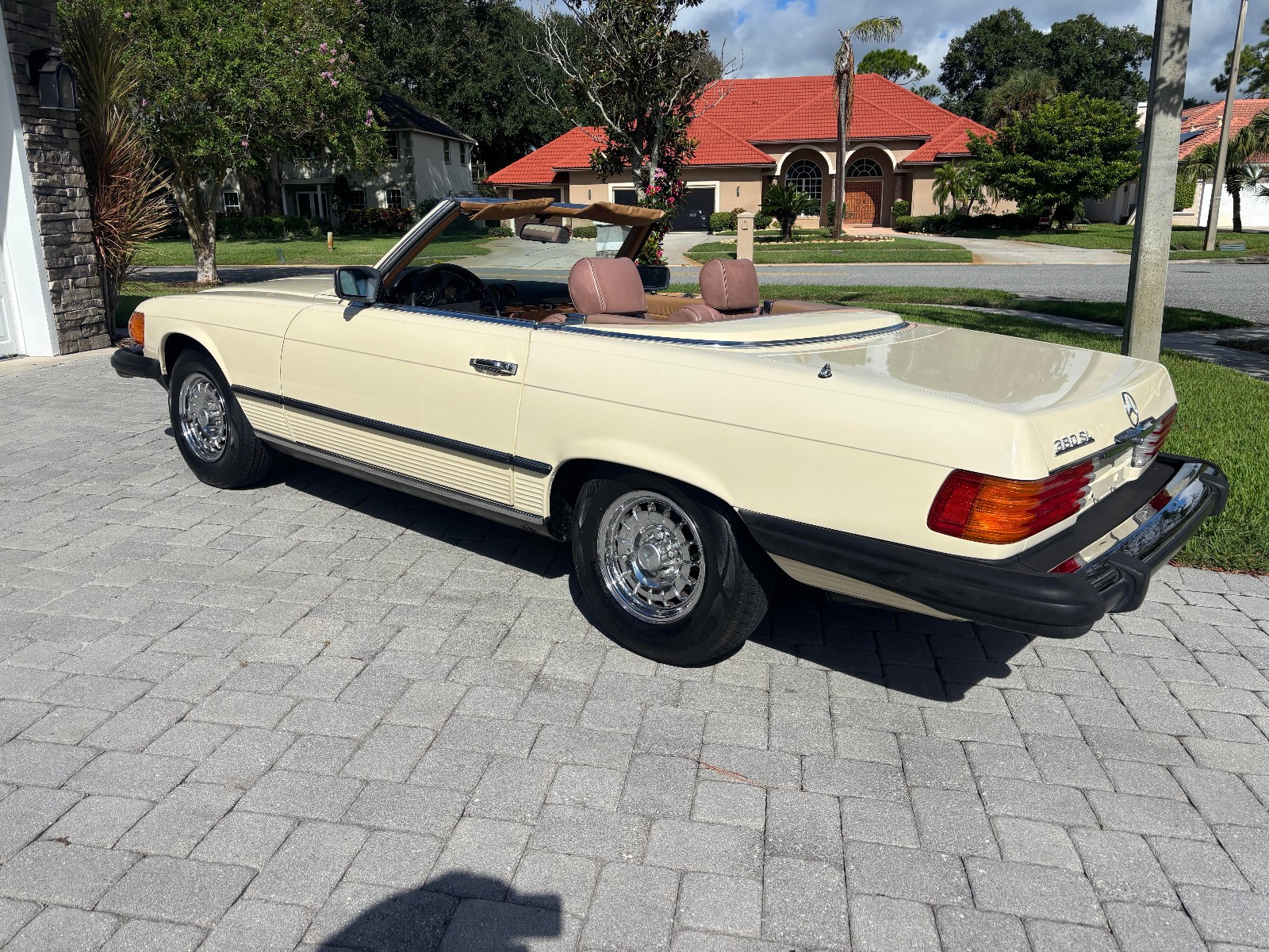 Mercedes-Benz-SL-Class-1982-Convertible-9
