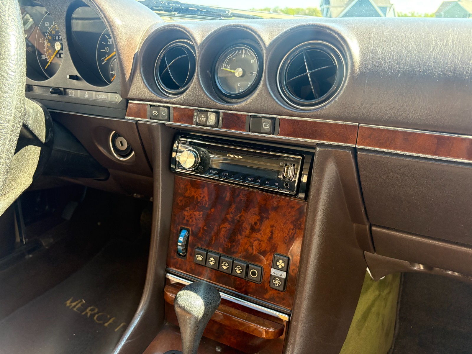 Mercedes-Benz-SL-Class-1984-Convertible-12