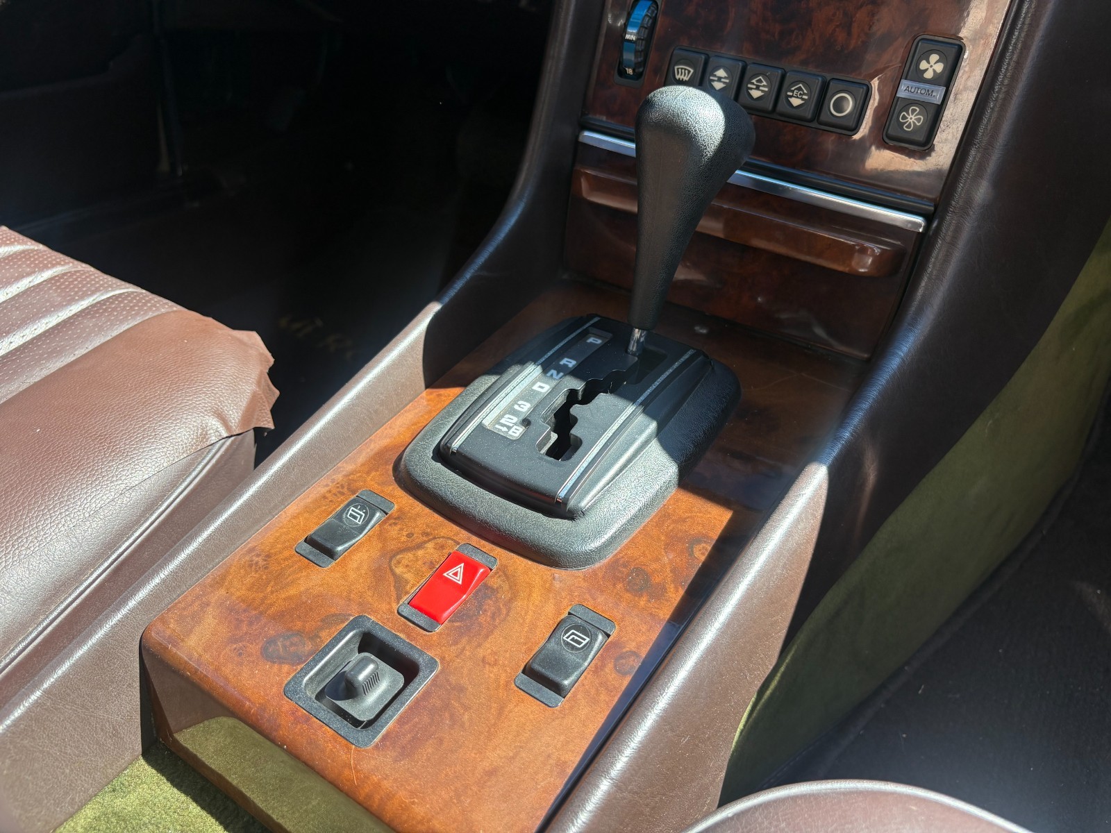 Mercedes-Benz-SL-Class-1984-Convertible-13