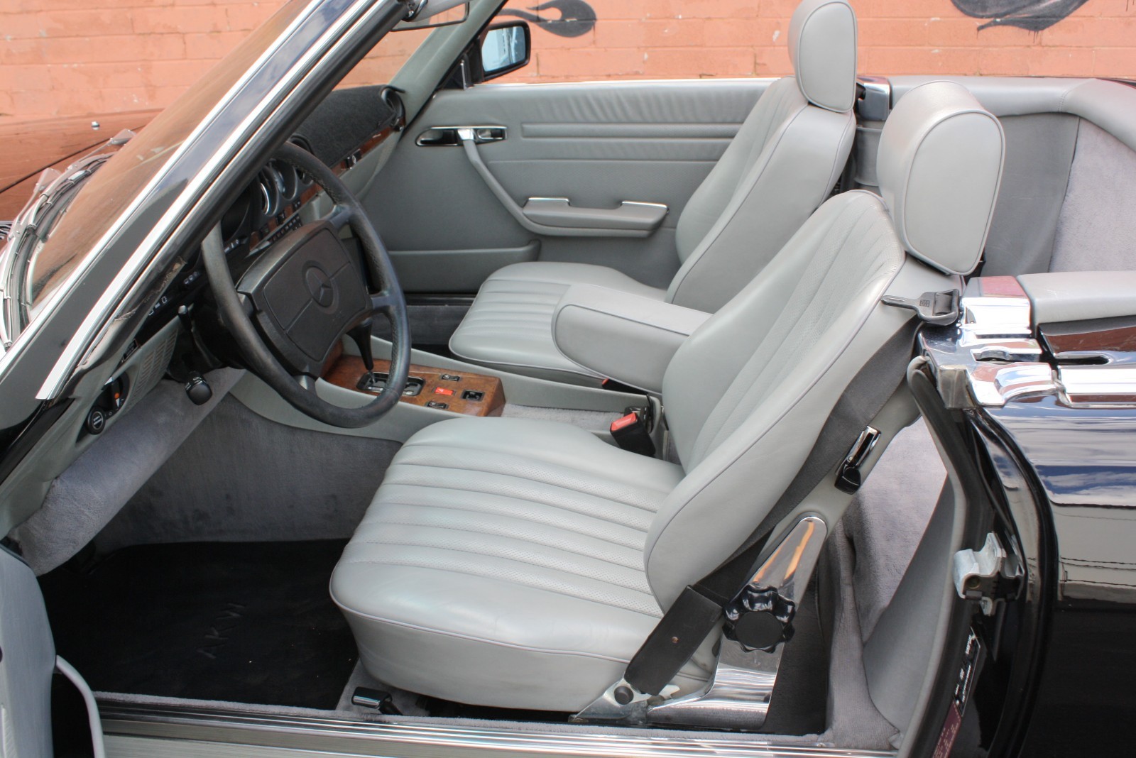 Mercedes-Benz-SL-Class-1986-Convertible-26