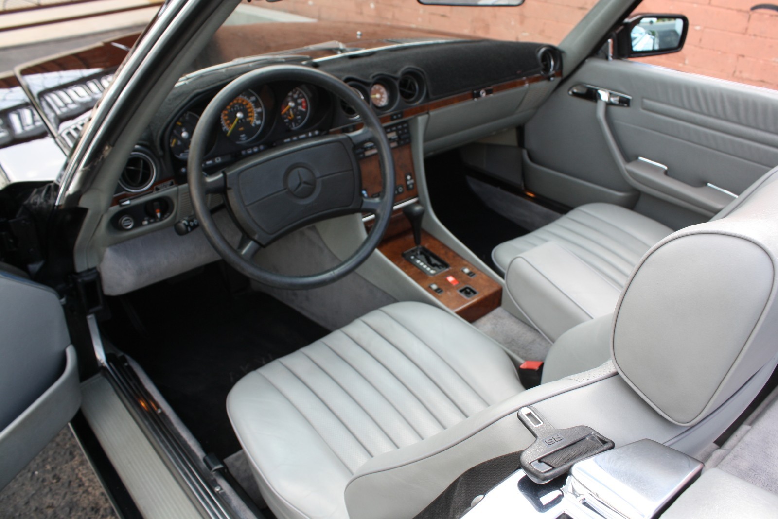 Mercedes-Benz-SL-Class-1986-Convertible-28