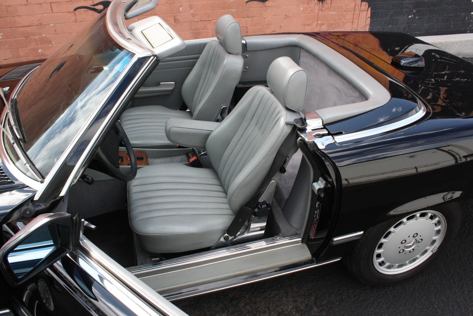 Mercedes-Benz-SL-Class-1986-Convertible-30