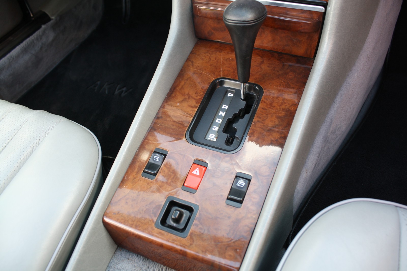 Mercedes-Benz-SL-Class-1986-Convertible-32
