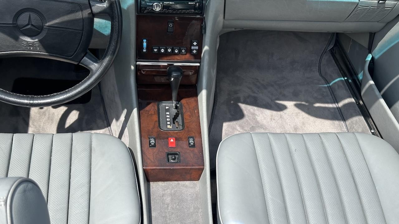 Mercedes-Benz-SL-Class-1989-25