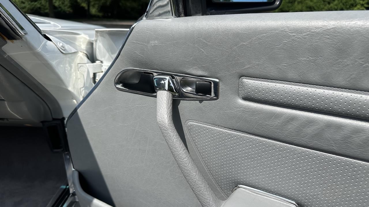 Mercedes-Benz-SL-Class-1989-31