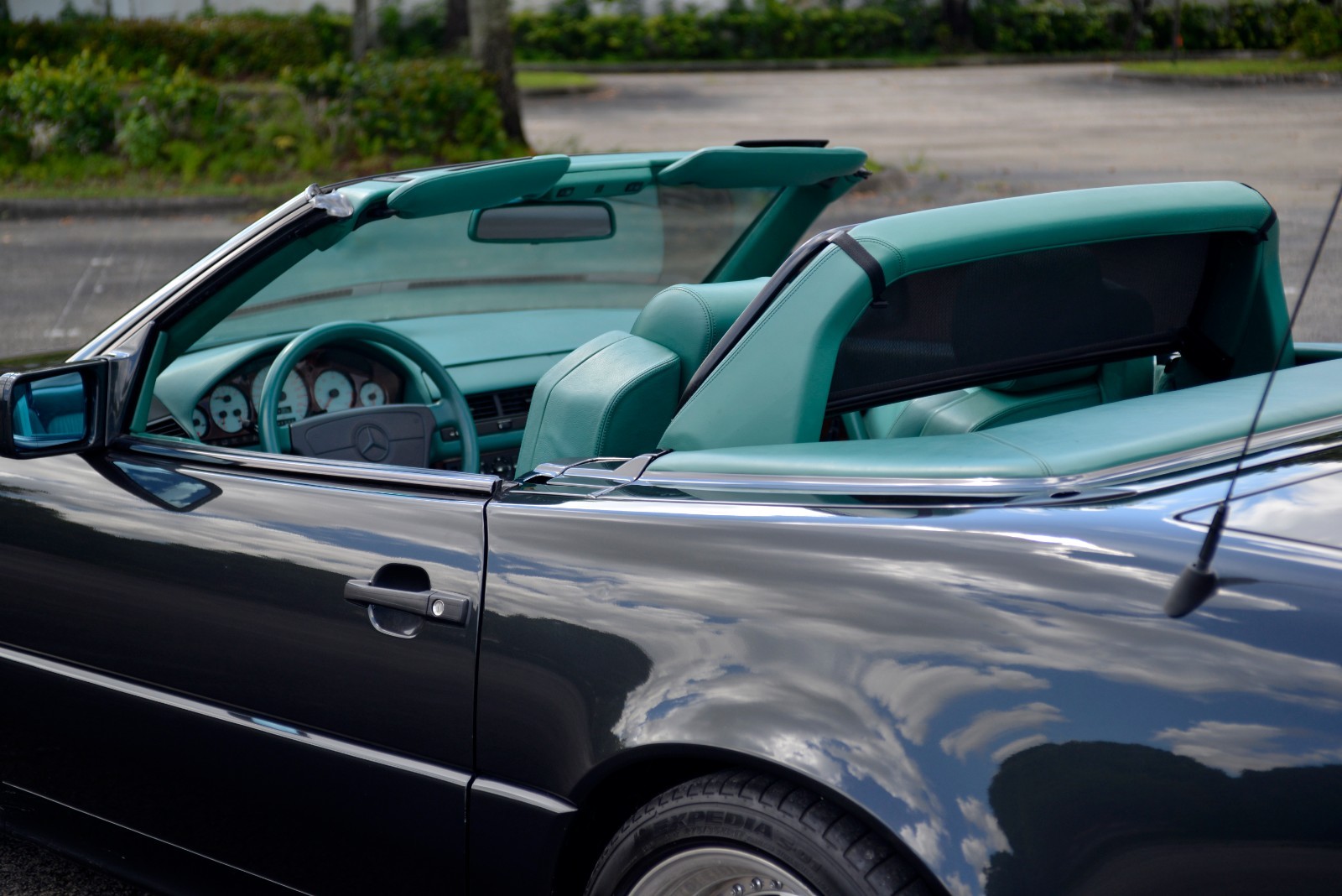 Mercedes-Benz-SL-Class-1993-Convertible-8