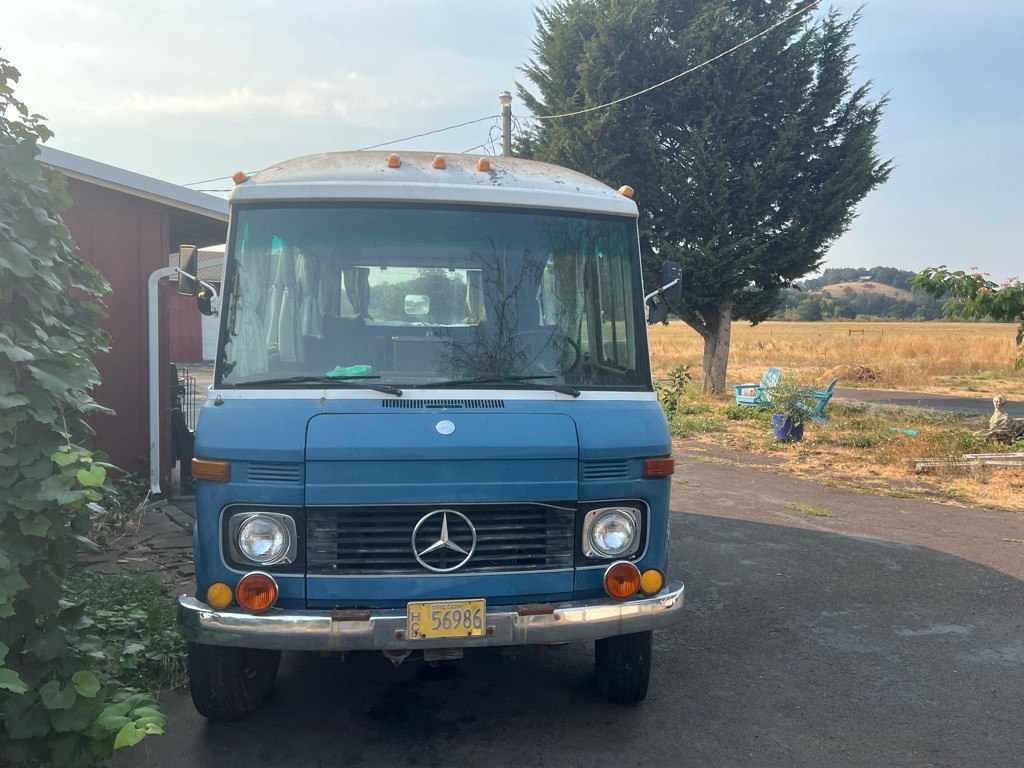 Mercedes-Benz-Sprinter-1975-MINIBUS-CAMPER-VAN-1