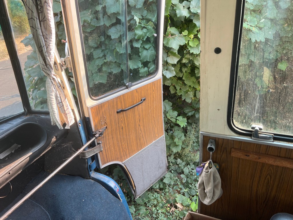 Mercedes-Benz-Sprinter-1975-MINIBUS-CAMPER-VAN-10
