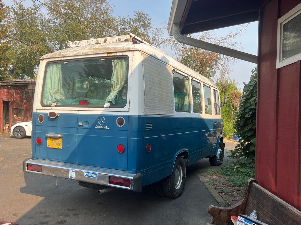 Mercedes-Benz-Sprinter-1975-MINIBUS-CAMPER-VAN-2