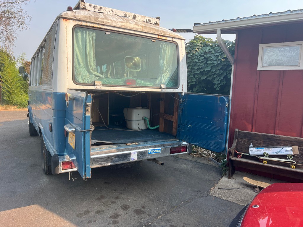 Mercedes-Benz-Sprinter-1975-MINIBUS-CAMPER-VAN-4