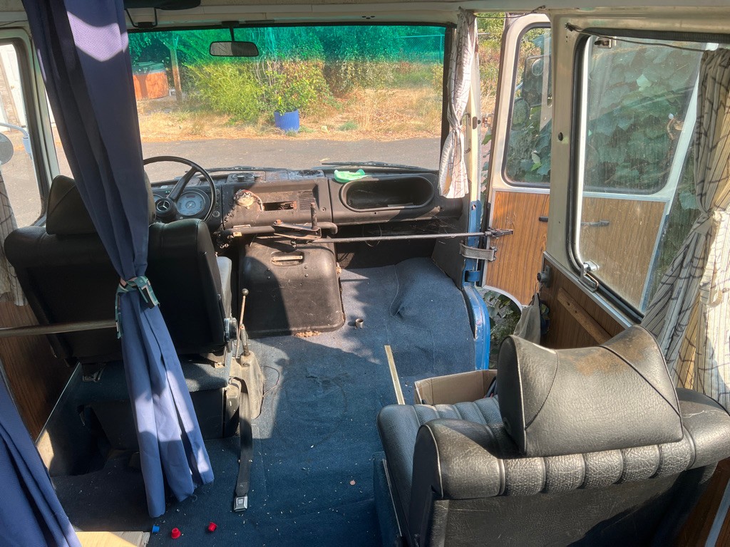 Mercedes-Benz-Sprinter-1975-MINIBUS-CAMPER-VAN-9