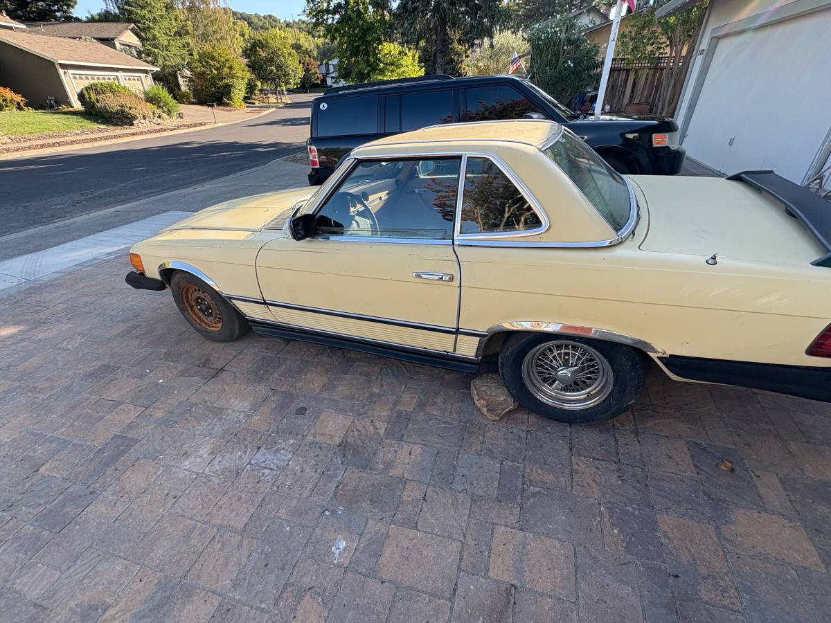 Mercedes-benz-1977-yellow