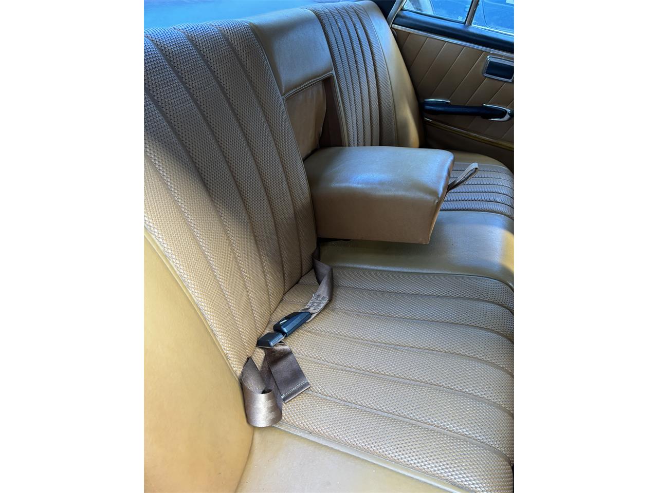 Mercedes-benz-220s-1965-Gold-Beige-16